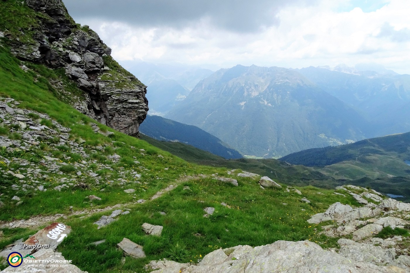 67 Al Passo della Portula (2278 m) il sentiero che sale da Gromo.JPG